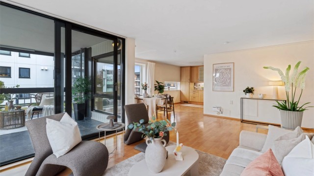 Fra stuen er det utgang til innglasset balkong og privat uteplass.