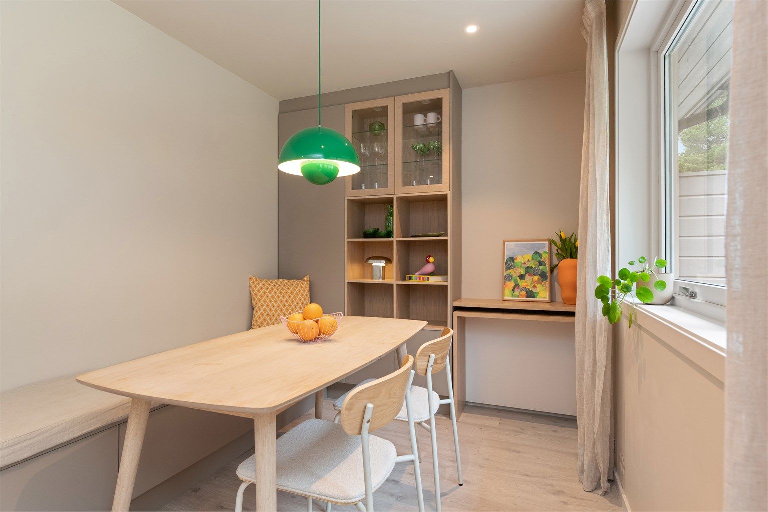 Den hyggelige spisekroken har plassbygde løsninger som gir god utnyttelse av arealet.