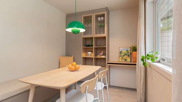Den hyggelige spisekroken har plassbygde løsninger som gir god utnyttelse av arealet.