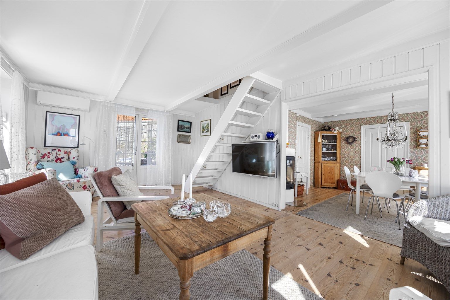 Boligen oppvarmes effektivt med en luft-til-luft-varmepumpe fra 2020, i tillegg til peisovnen fra 2020.