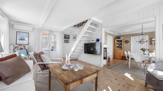 Boligen oppvarmes effektivt med en luft-til-luft-varmepumpe fra 2020, i tillegg til peisovnen fra 2020.