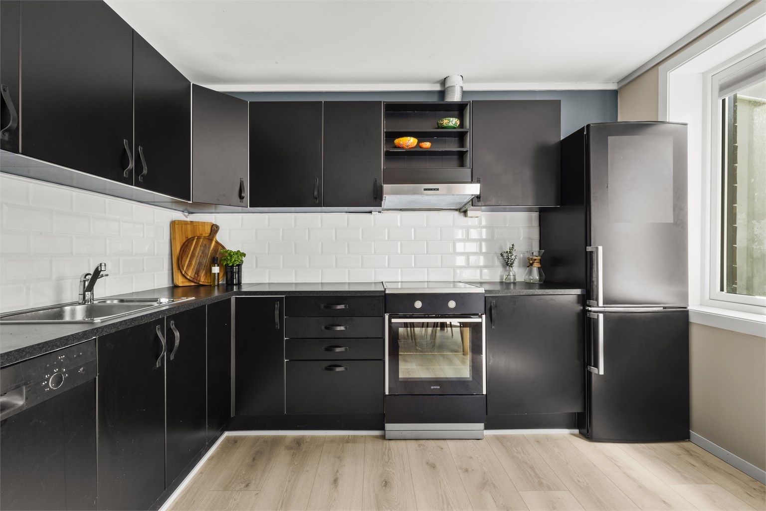 Kjøkken med folierte fronter, god skapplass og godt med benkeplass 