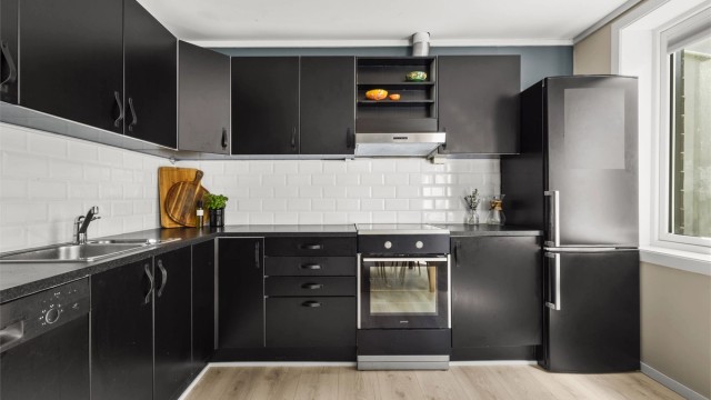 Kjøkken med folierte fronter, god skapplass og godt med benkeplass