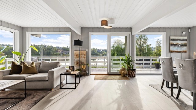 Velkommen til Sætre Terrasse 91, presentert av Terje Tveit i Krogsveen. Her får du en innholdsrik enebolig med hybel, med flott utsikt mot Gjellumvannet.