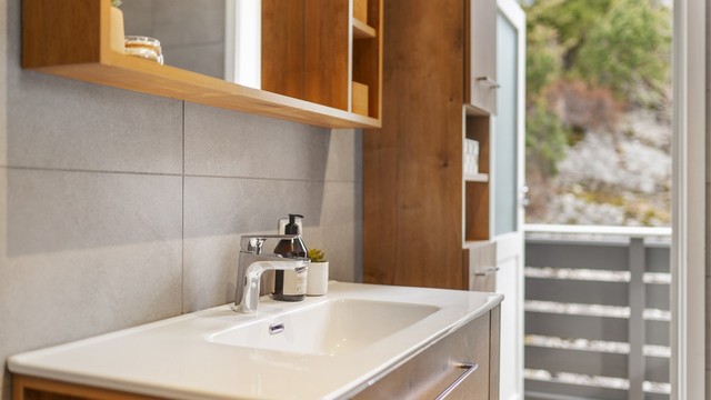Baderomsinnredningen har smarte og praktiske oppbevaringsløsninger og det er direkte utgang fra badet til nordvendt balkong