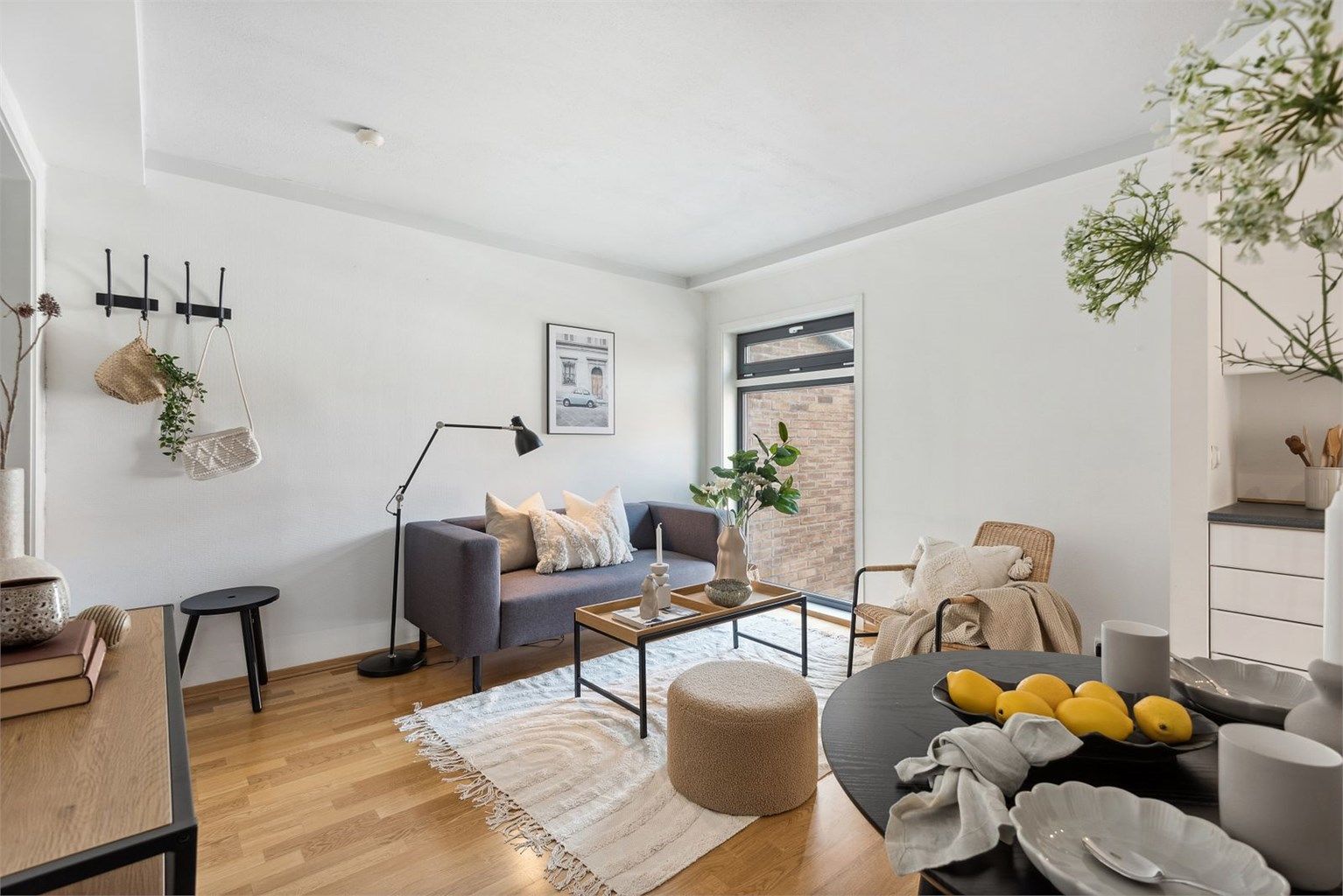 Vannbåren varme i både stuen, kjøkkenet og soverommet gir lune gulv og stabil innetemperatur året gjennom.