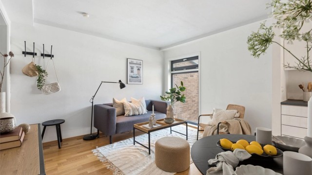 Vannbåren varme i både stuen, kjøkkenet og soverommet gir lune gulv og stabil innetemperatur året gjennom.