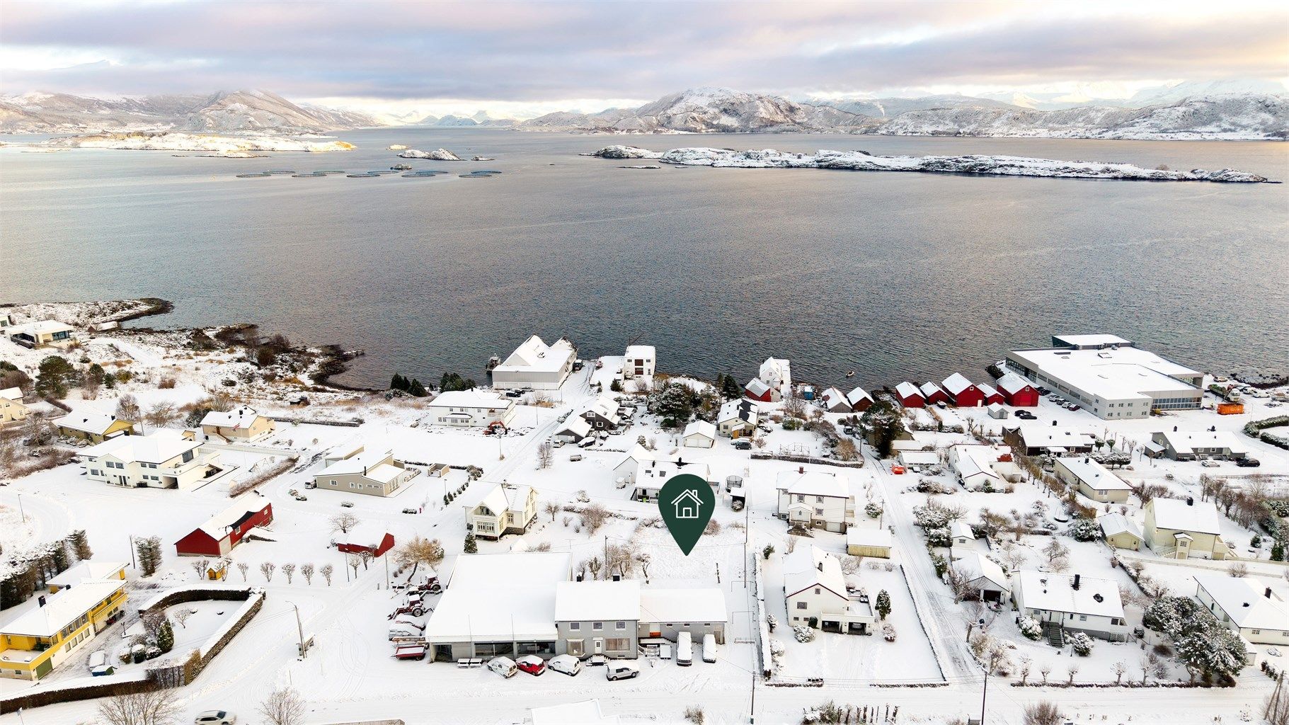 Tomten har en attraktiv beliggenhet med kort vei til sjø, flotte turmuligheter og daglige fasiliteter.