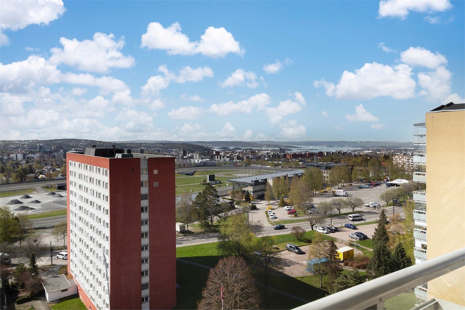 Leiligheten ligger i en av de karakteristiske høyblokkene i Bjerke Borettslag.