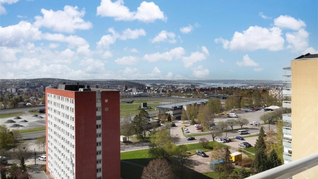 Leiligheten ligger i en av de karakteristiske høyblokkene i Bjerke Borettslag.