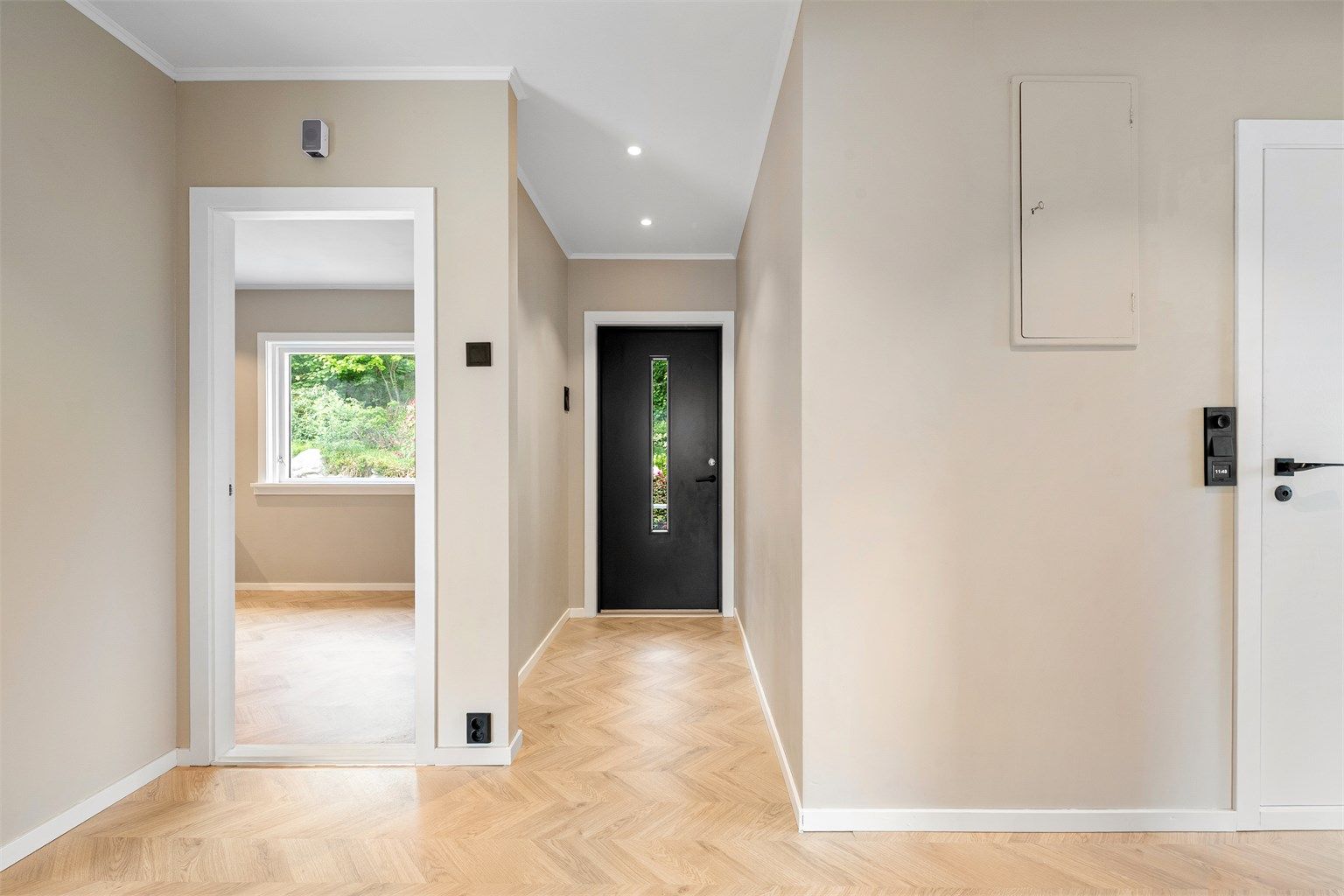 Entréen i første etasje har ny ytterdør fra 2026 og downlights i himling.