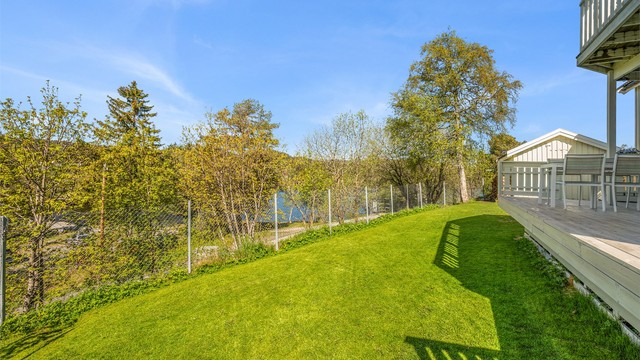 Nabolaget er særlig populært blant familier med barn og etablerere, og beskrives av lokalkjente som både stille, trygt og naturnært. Her bor man i et område med høy opplevd trygghet, hyggelig naboskap og gode oppvekstvilkår.