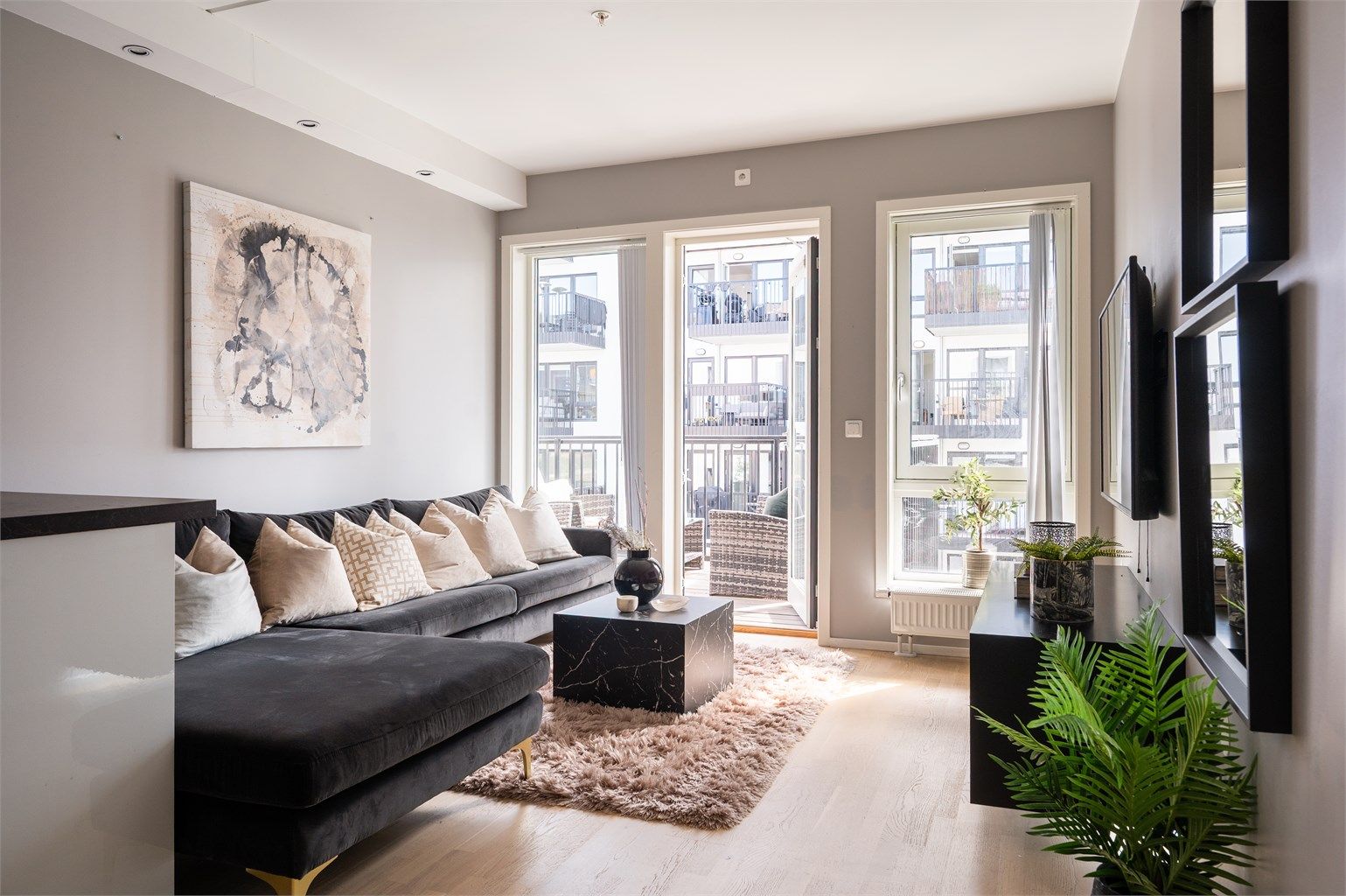 Boligen er malt i en inviterende og moderne tone, og har en god planløsning med soner som er enkle å møblere. 