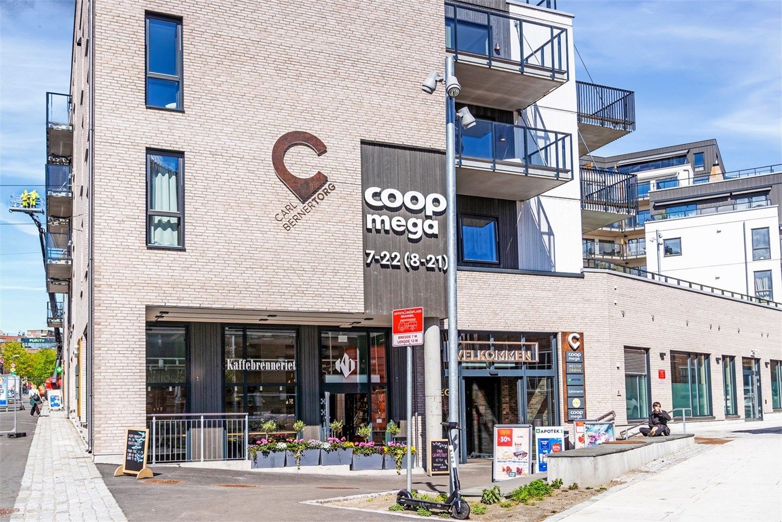 Det er kort vei til Carl Berner torg med butikker og kafeer.