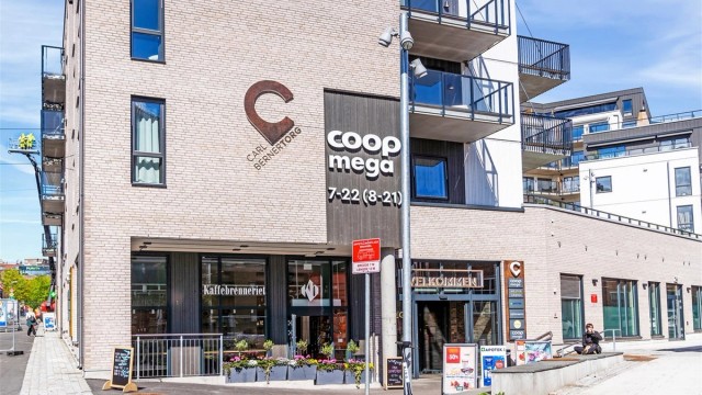 Det er kort vei til Carl Berner torg med butikker og kafeer.