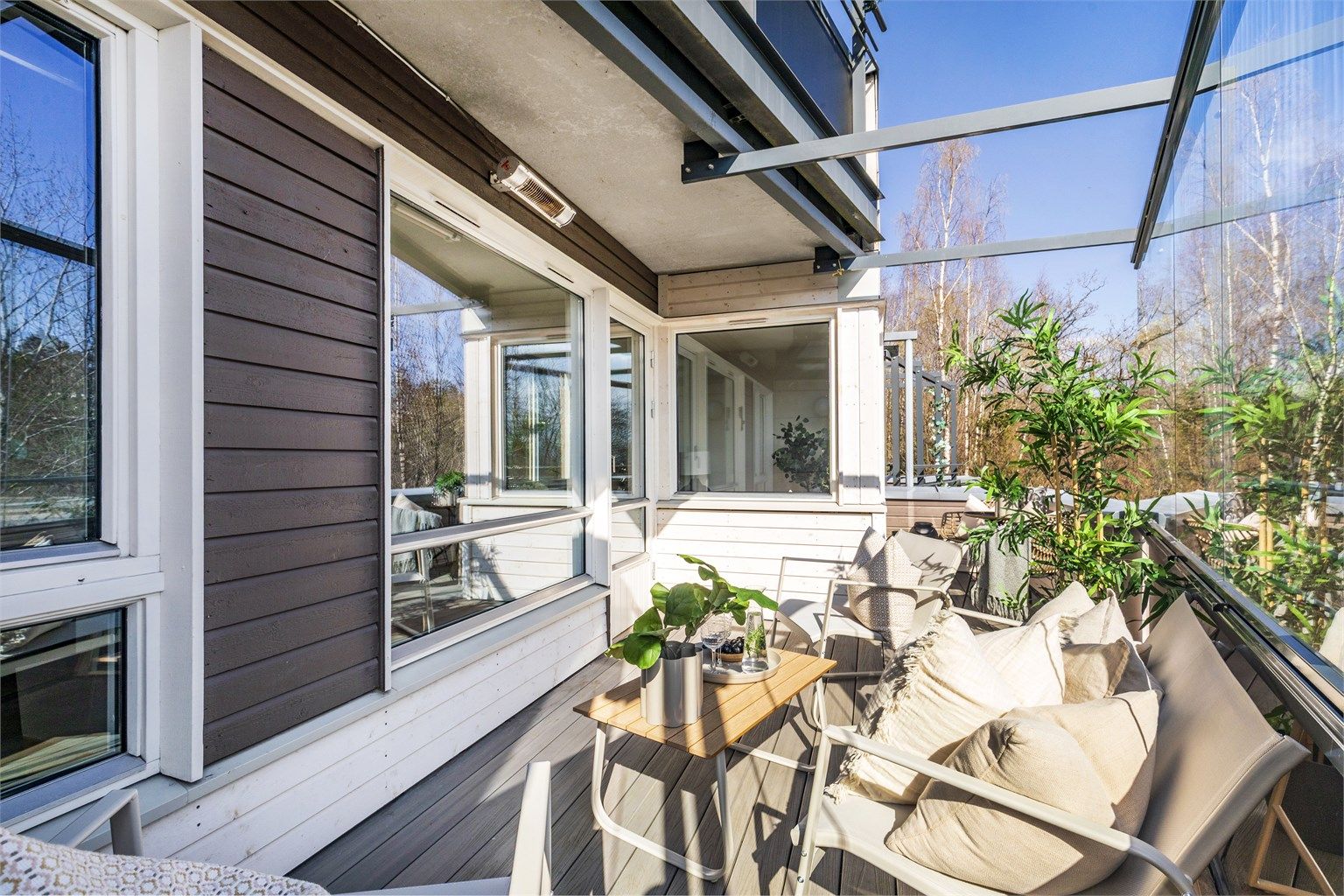 Terrassevarmer og utebelysning er montert, og sammen med de skyvbare glasspanelene forlenger dette utesesongen betydelig.