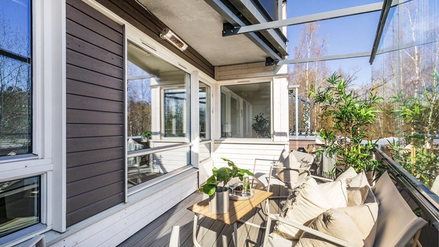 Terrassevarmer og utebelysning er montert, og sammen med de skyvbare glasspanelene forlenger dette utesesongen betydelig.