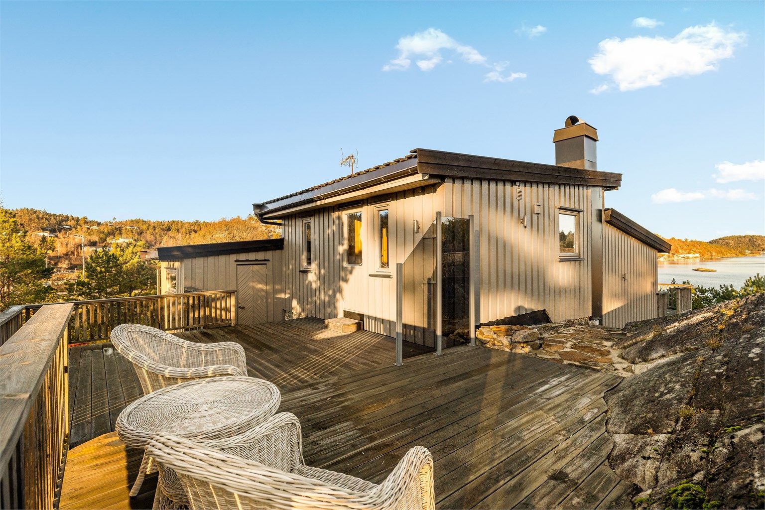 Terrasser på begge sider av hytta slik at du kan flytte rundt ettersom du ønsker sol eller skygge.