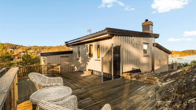 Terrasser på begge sider av hytta slik at du kan flytte rundt ettersom du ønsker sol eller skygge.