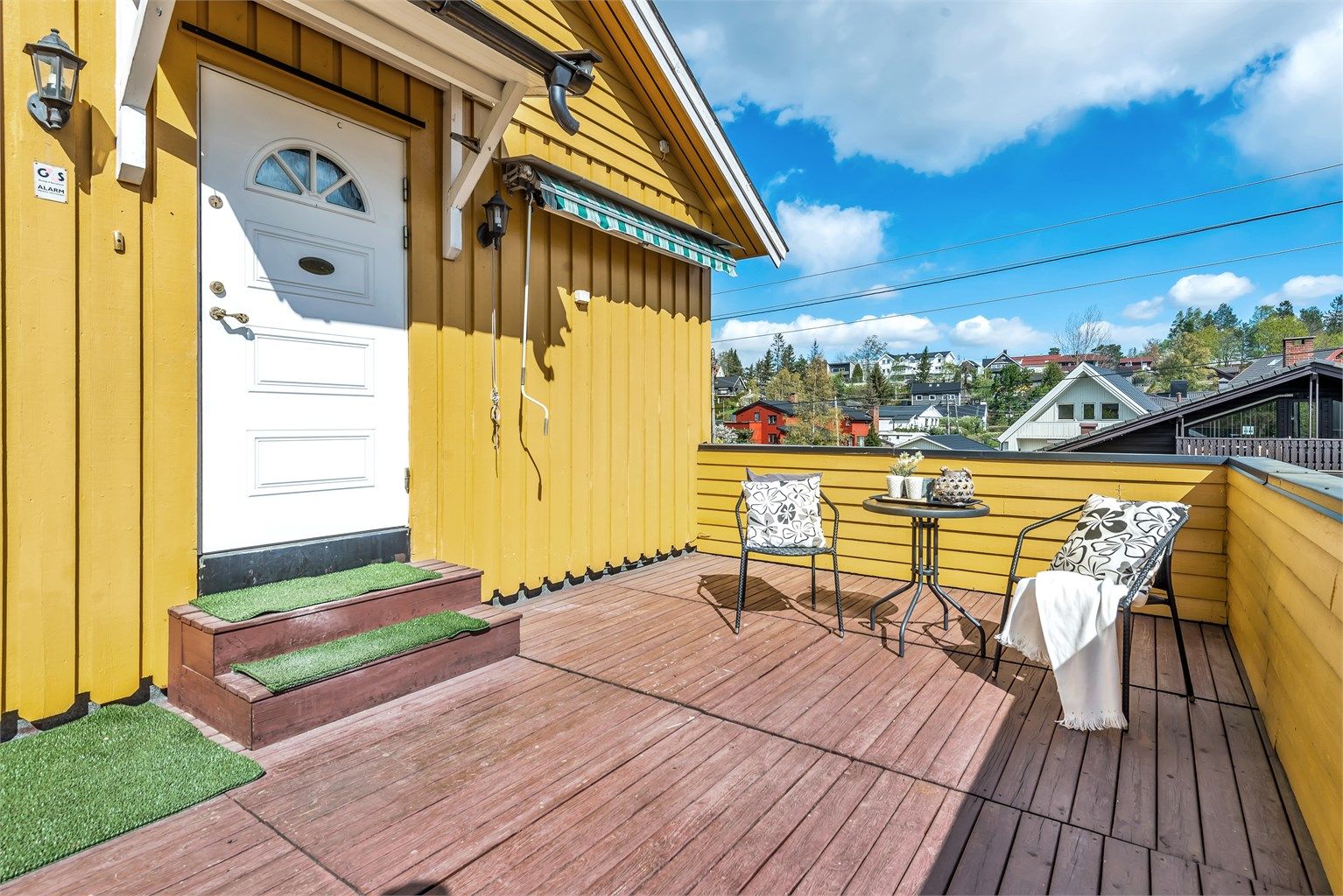 Inngangspartiet er innbydende og har en romslig og solrik terrasse.