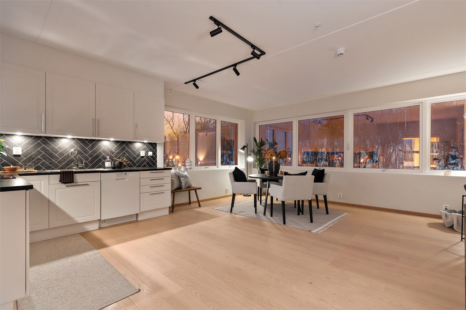 Den åpne løsningen mellom stue, spisestue og kjøkken skaper en sosial atmosfære når man er med venner og familie.