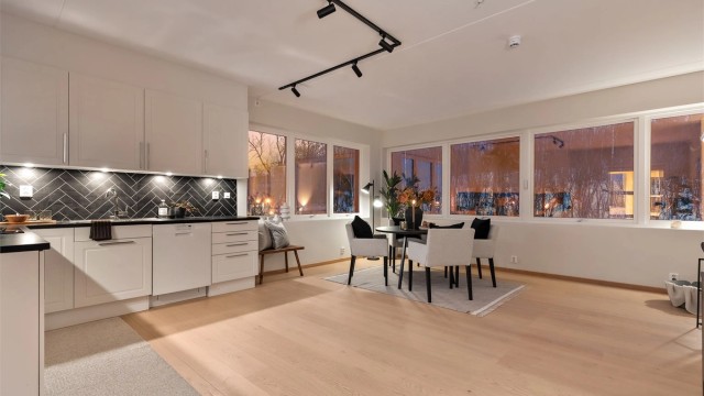 Den åpne løsningen mellom stue, spisestue og kjøkken skaper en sosial atmosfære når man er med venner og familie.