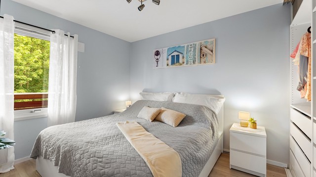 Soverommet har god plass til dobbeltseng, nattbord og garderobe, samt vindu mot grønne omgivelser.