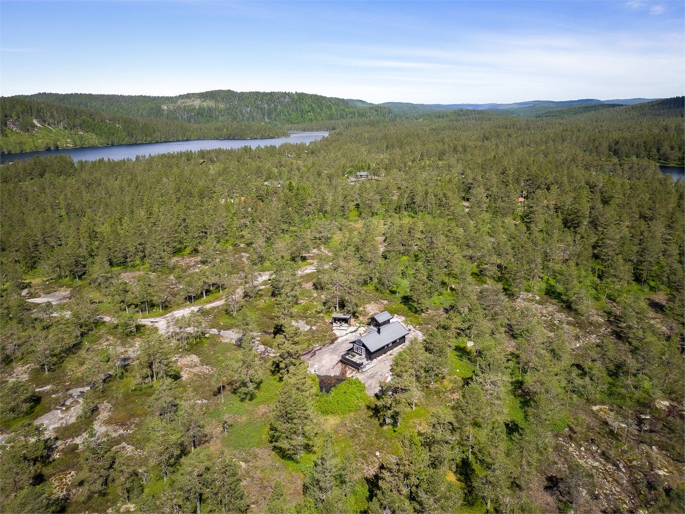 Flott hytteeiendom i Finnemarka med en rolig beliggenhet i naturskjønne omgivelser.
