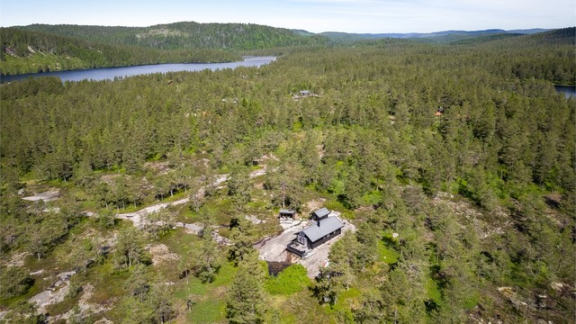Flott hytteeiendom i Finnemarka med en rolig beliggenhet i naturskjønne omgivelser.