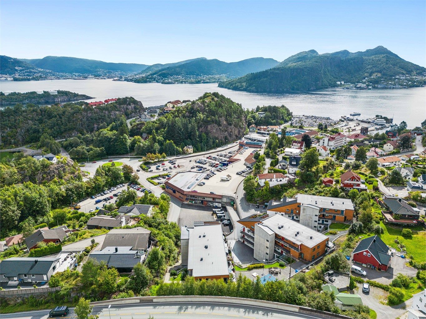 Sameiet ligger like inntil Kleppestø Senter hvor man finner alt man trenger i det daglige.