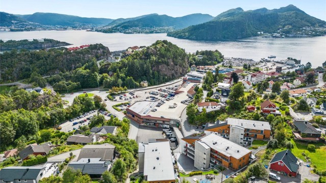 Sameiet ligger like inntil Kleppestø Senter hvor man finner alt man trenger i det daglige.
