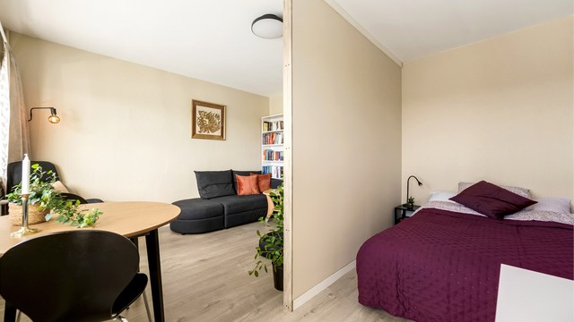 Skjermet sovalkove med plass til seng og nattbord.