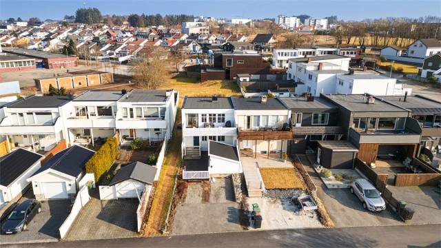 Boligen ligger vendt mot grøntareal.