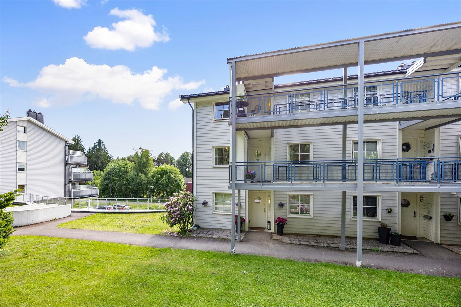 Eiendommen ligger i et etablert og barnevennlig boligområde på Skedsmokorset.