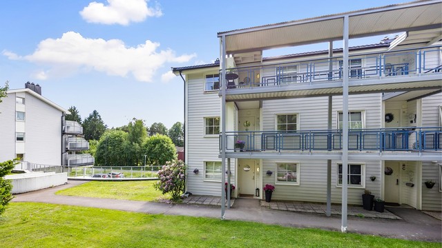 Eiendommen ligger i et etablert og barnevennlig boligområde på Skedsmokorset.
