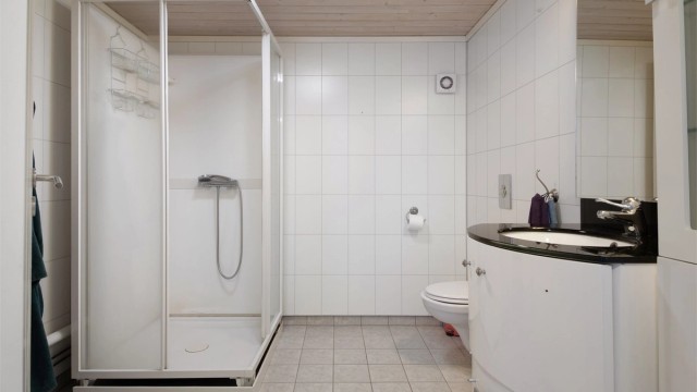 Flislagt bad i u.etg i del som er utleid