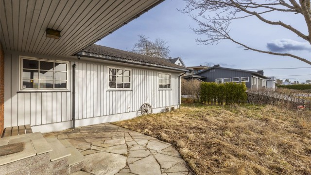 Det er gode bussforbindelser til Skien og Porsgrunn med busstopp, kun få minutters gange fra boligen.
