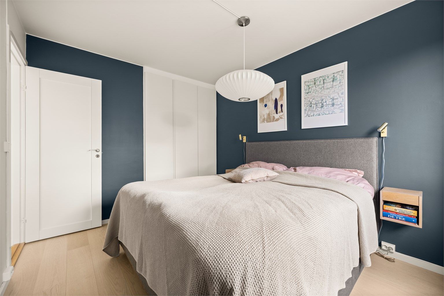 Garderobeskapene gir rikelig med oppbevaringsplass.