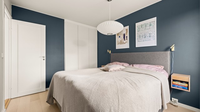 Garderobeskapene gir rikelig med oppbevaringsplass.