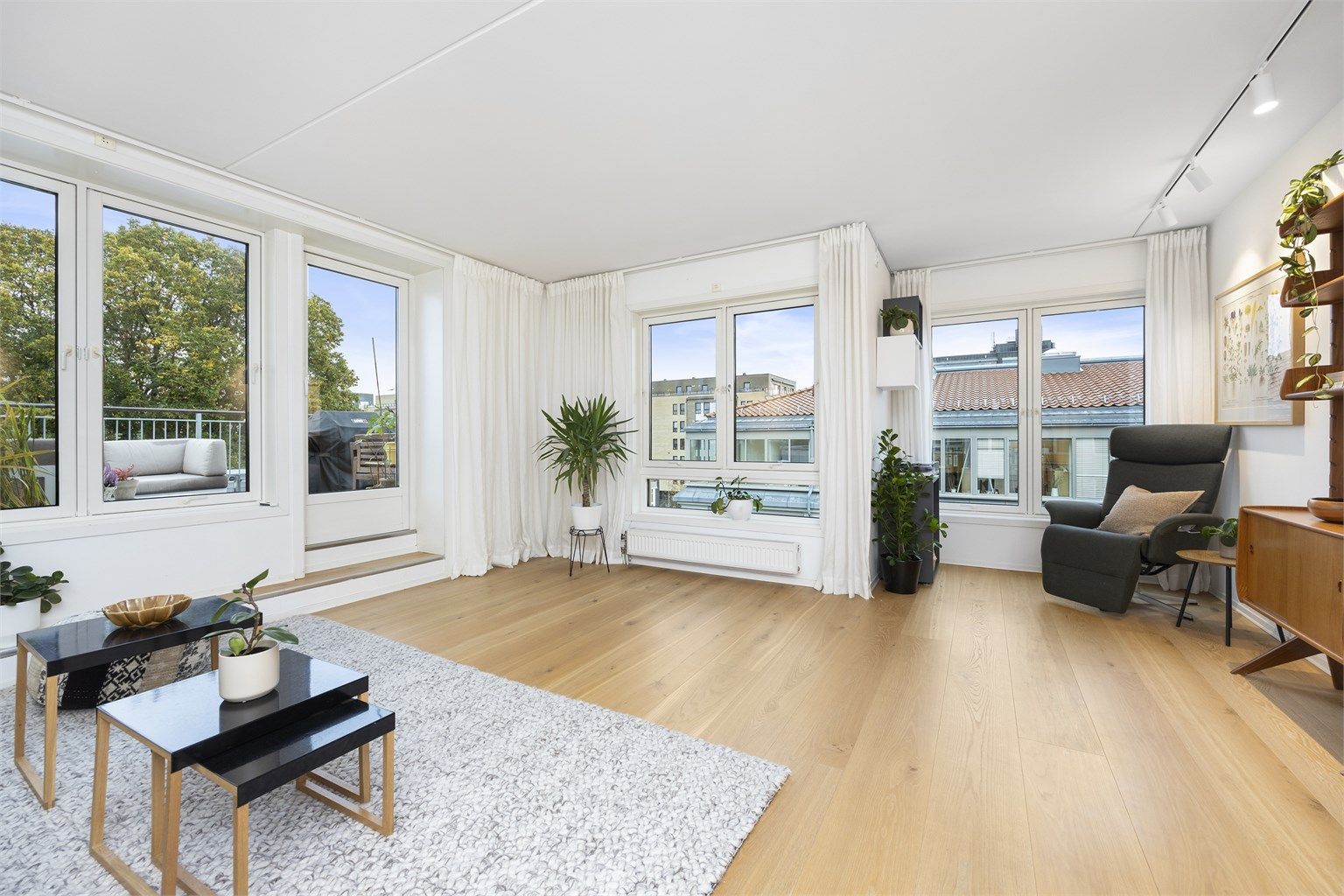 En svært lekker og stor leilighet over to plan, med takterrasse og nydelig utsikt.