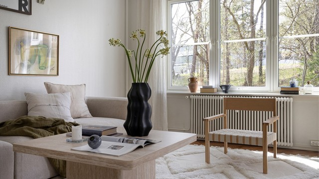 Det første som møter deg er store vinduer og en hyggelig utsikt, noe som gir en god atmosfære å oppholde seg i