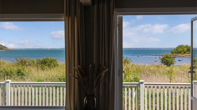 En sjøvendt utsiktsbalkong på ca. 11 kvm med utgang fra hovedsoverommet, en deilig, overbygd uteplass forlange sommermorgener i solen.