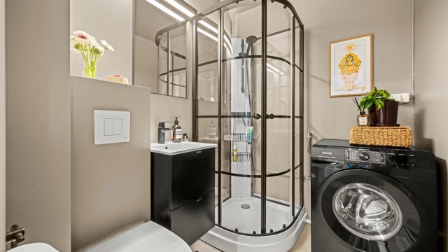 Bad pusset opp i regi av borettslaget i omkring 2000. Badet ble overflateoppusset av forrige eier i 2021 med flis på flis, ny varmematte, våtromsmaling, dusjkabinett, vask og toalett.