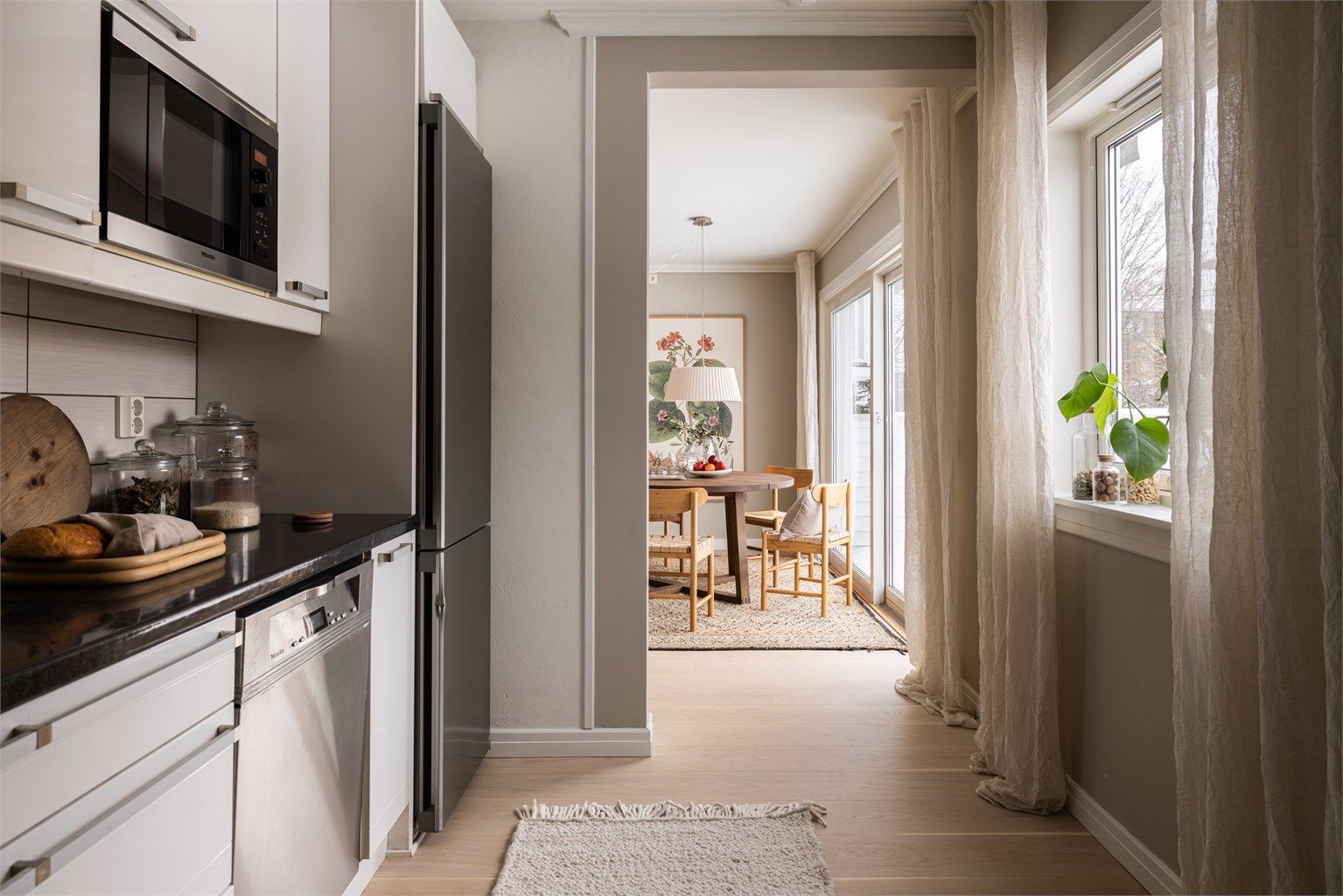 Den delvis åpne løsningen mellom stue og kjøkken fungerer godt og er en sosial løsning både til hverdags og ved spesielle anledninger