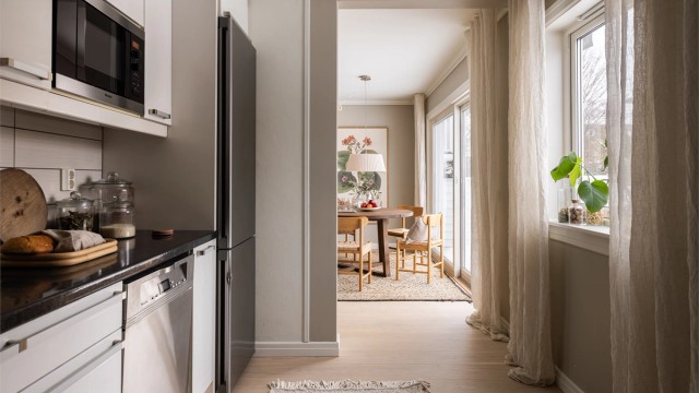 Den delvis åpne løsningen mellom stue og kjøkken fungerer godt og er en sosial løsning både til hverdags og ved spesielle anledninger