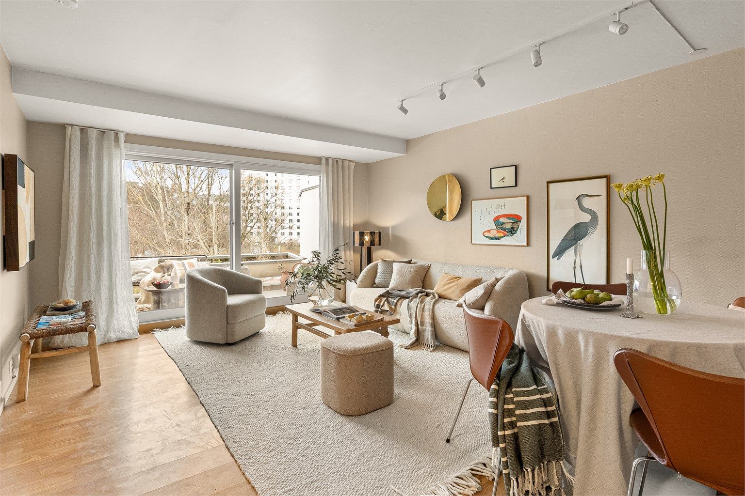 Store vindusflater sørger for et rikt lysinnslipp og skaper en luftig romfølelse. 