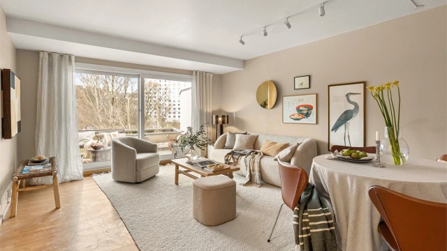 Store vindusflater sørger for et rikt lysinnslipp og skaper en luftig romfølelse.