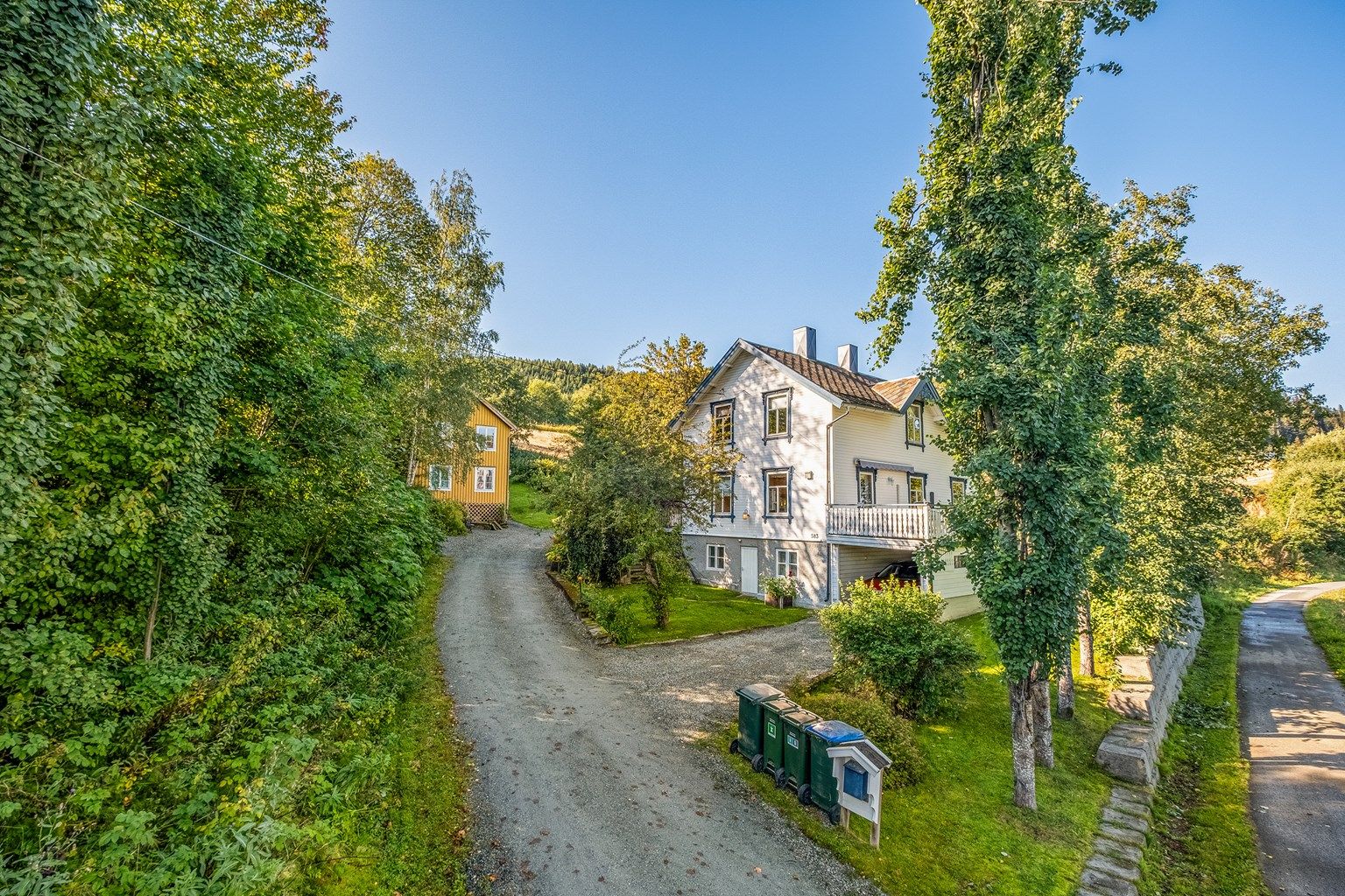 Velkommen til Buvikvegen 583 - og denne flotte eneboligen beliggende i idylliske omgivelser i Buvika!