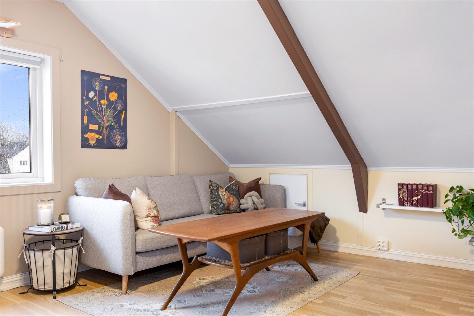 Herlig sofakrok med god plass til sofa, bord og TV.