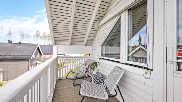 Den overbygde balkongen i andre etasje hvor du kan nyte gode solforhold på fine sommerkvelder.
